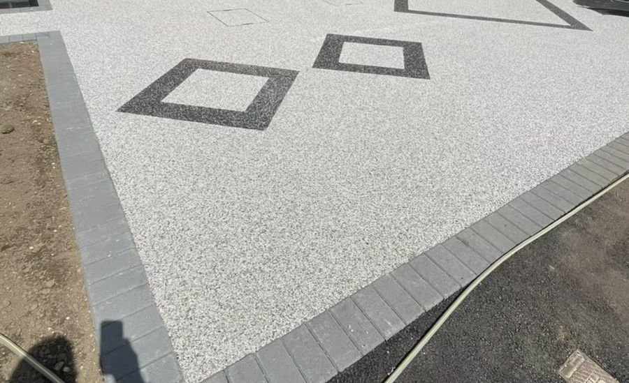 Resin bound driveway with charcoal feature squares and block paved border