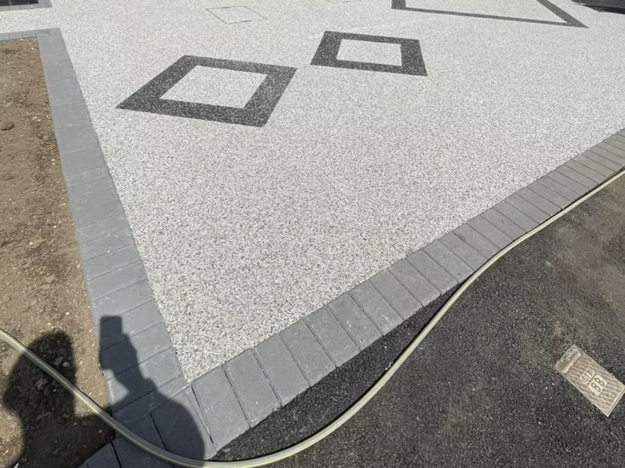 Resin bound drive with charcoal feature squares