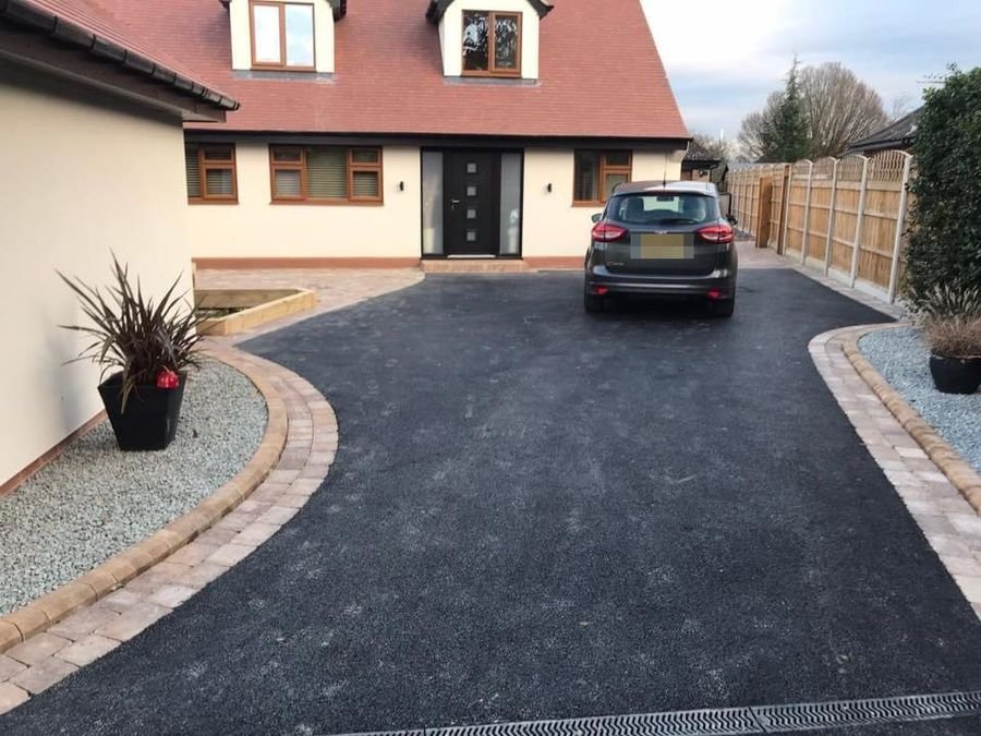 Tarmac driveway with block paved border and gravel beds